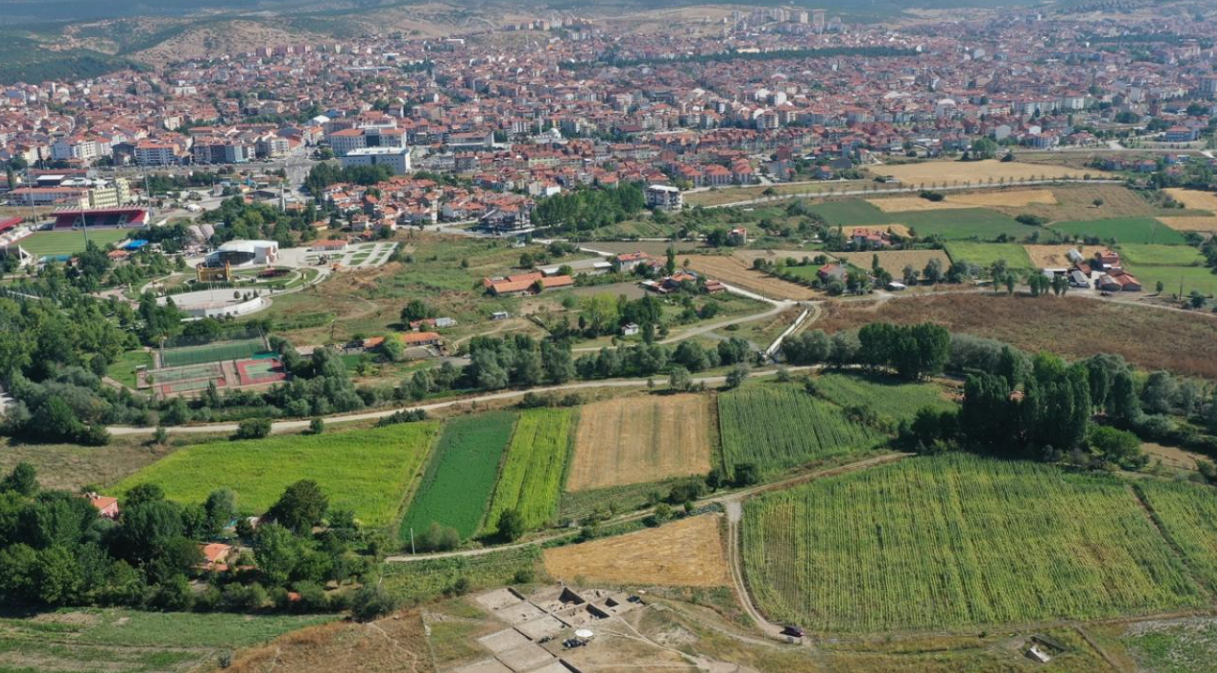 KÜTAHYA TAVŞANLI BAŞKÖY KÖYÜNDE 423 M² TARLA SATILIKTIR