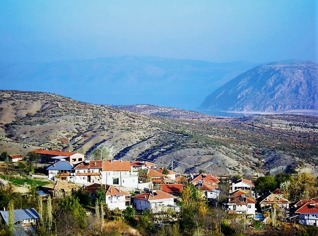 BURDUR YEŞİLOVA ONACAK  KÖYÜNDE  92 M² BAHÇE SATILIKTIR