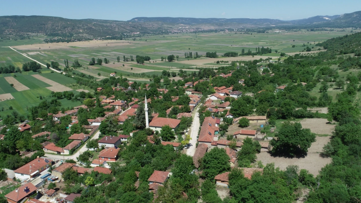    BİLECİK GÖLPAZARI BÜYÜKBELEN  KÖYÜNDE  722 M² TARLA SATILIKTIR
