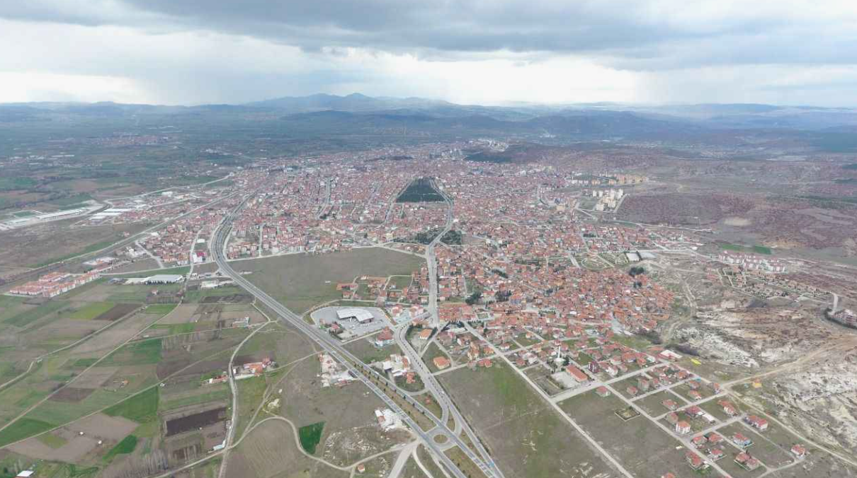 KÜTAHYA TAVŞANLI KARAKİŞİ KÖYÜNDE 1.536 M² TARLA SATILIKTIR.