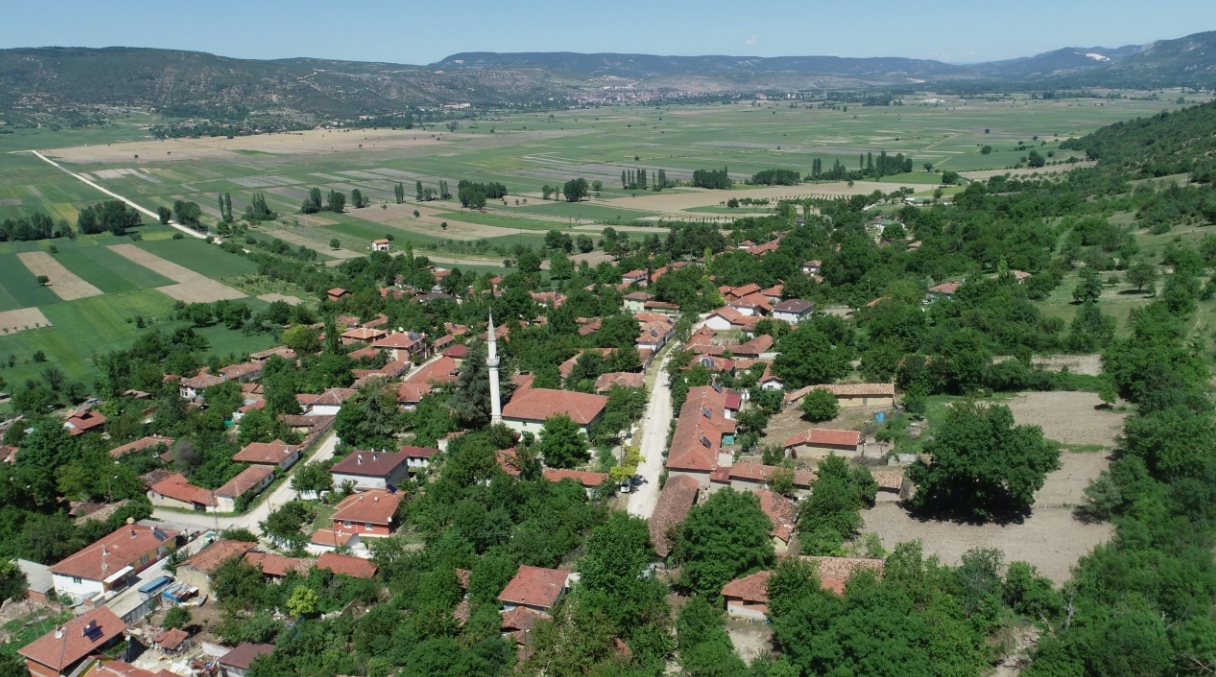BİLECİK GÖLPAZARI BÜYÜKBELEN KÖYÜNDE 466 M² TARLA SATILIKTIR