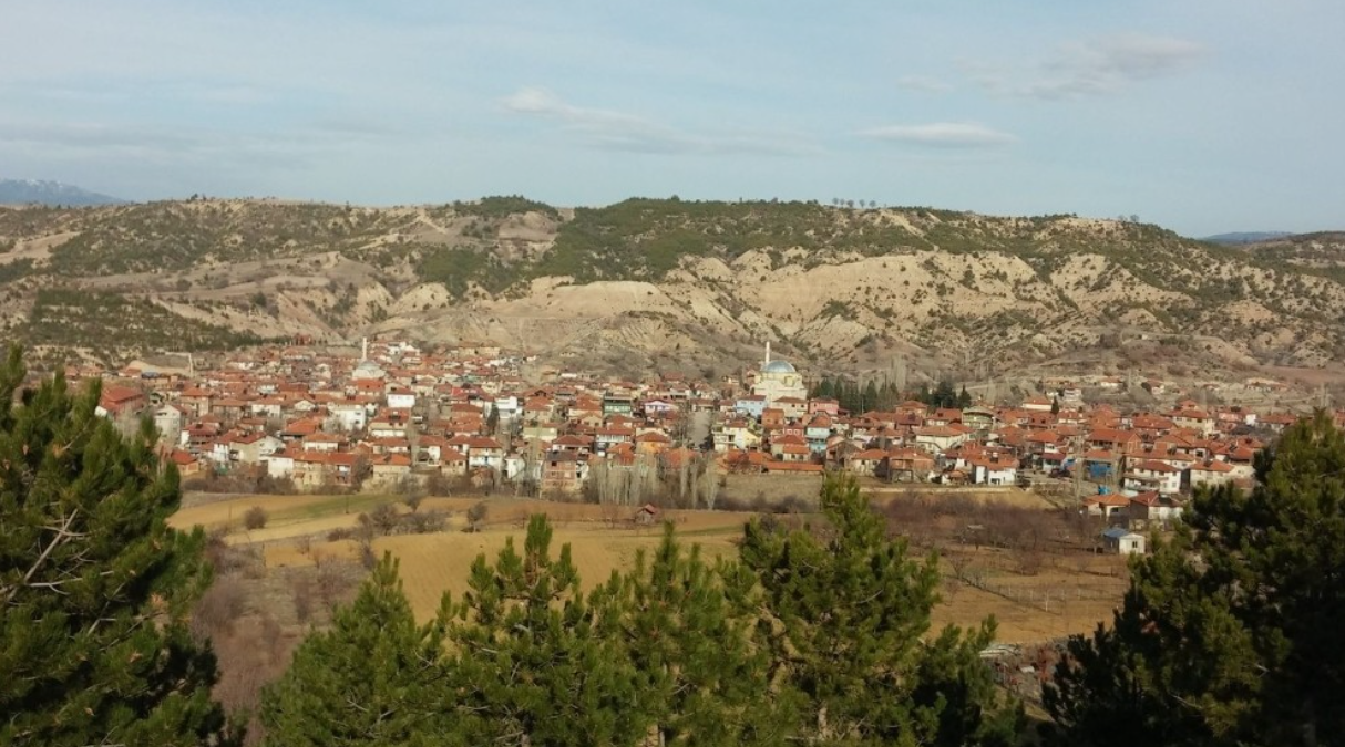 KÜTAHYA GEDİZ YAĞMURLAR KÖYÜ’NDE 4.301 M² TARLA SATILIKTIR