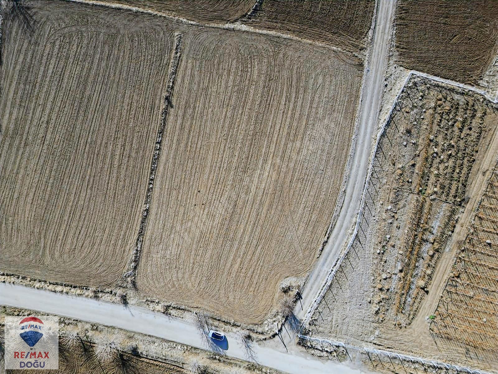 REMAX DOĞUDAN KORUCU KÖYÜNDE SATILIK GÖL MANZARALI TARLA - ELAZIĞ MERKEZ fotoğraf 3