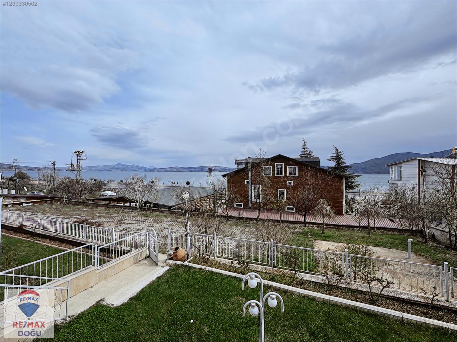 REMAX DOĞUDAN HAZAR GÖLÜNDE SATILIK VİLLA - ELAZIĞ SİVRİCE fotoğraf 5