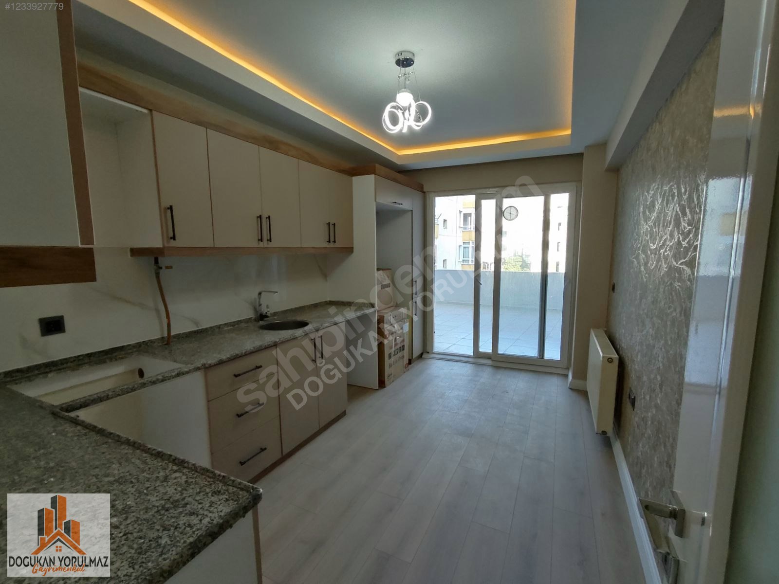 ÇARŞI MERKEZDE TERASLI 3+1  180 m²  İZBANA 5 DK!