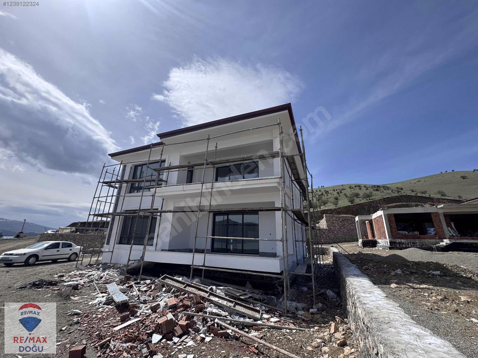REMAX DOĞU'DAN HAZAR GÖLÜNDE SATILIK VİLLA - ELAZIĞ SİVRİCE fotoğraf 3