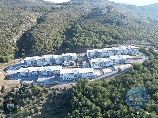 KIRAZLI EŞIN VADI SITESI’NDE SATILIK HAVUZLU 1+1 DAIRE - AYDIN KUŞADASI fotoğraf 2