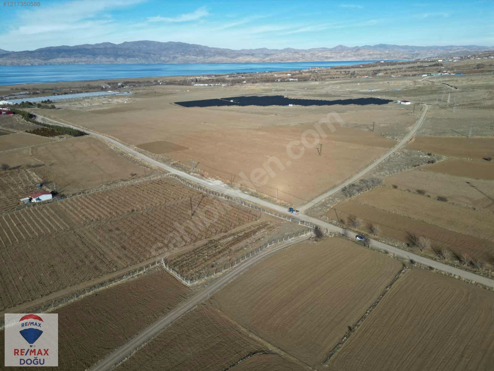 REMAX DOĞUDAN KORUCU KÖYÜNDE SATILIK GÖL MANZARALI TARLA - ELAZIĞ MERKEZ fotoğraf 4