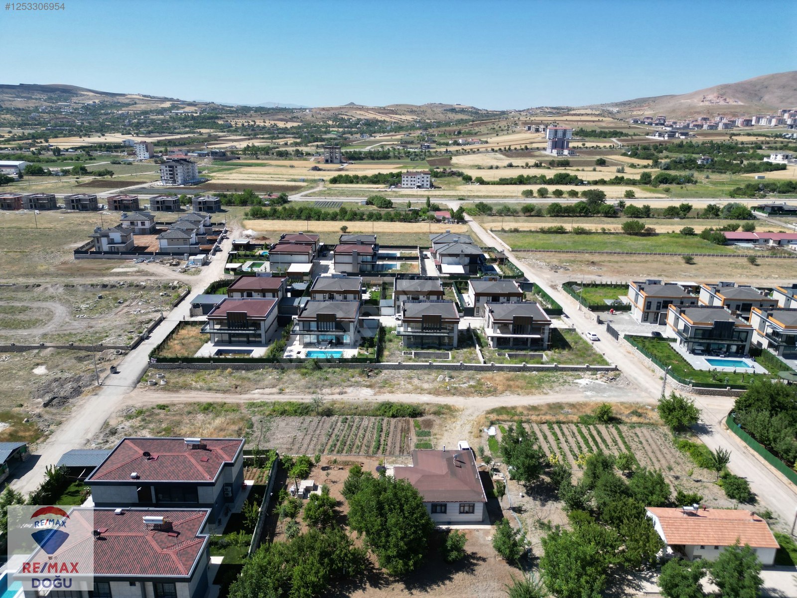 [REMAX DOĞU] FLORA'DA BAHÇELİ + HAVUZLU TRİPLEX VİLLA - ELAZIĞ MERKEZ fotoğraf 2