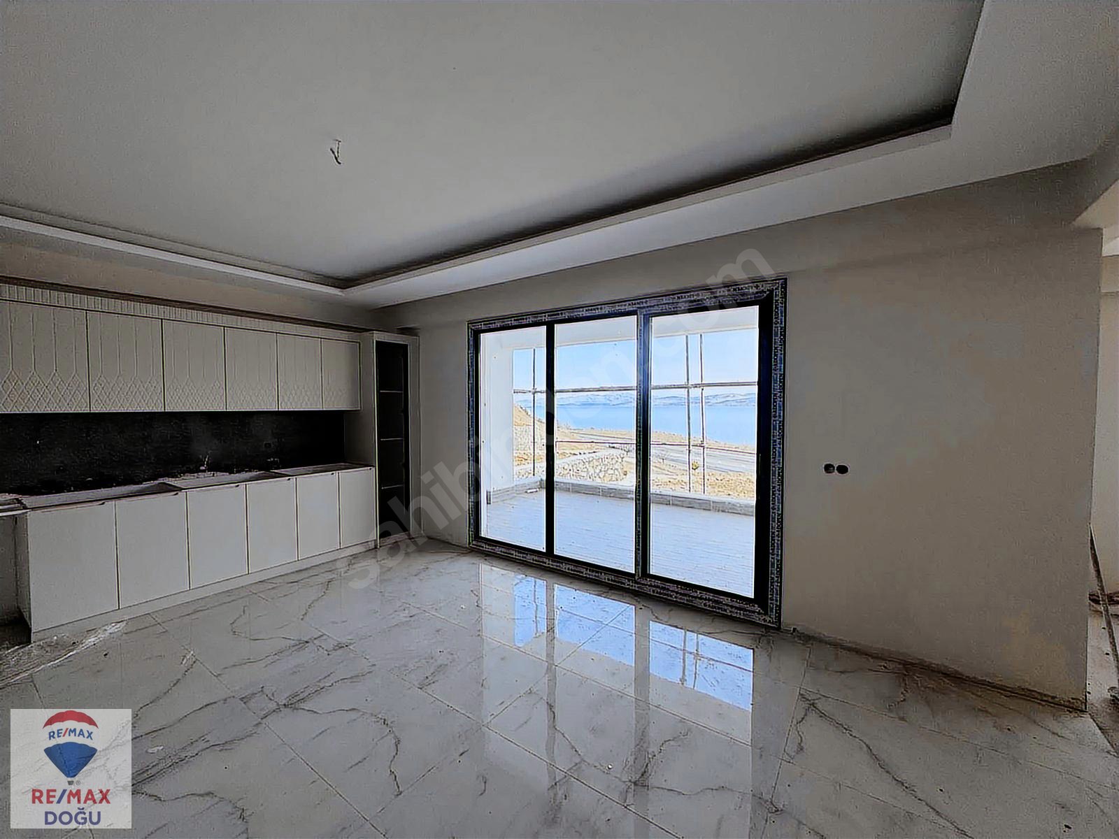 REMAX DOĞU'DAN HAZAR GÖLÜNDE SATILIK VİLLA - ELAZIĞ SİVRİCE fotoğraf 4
