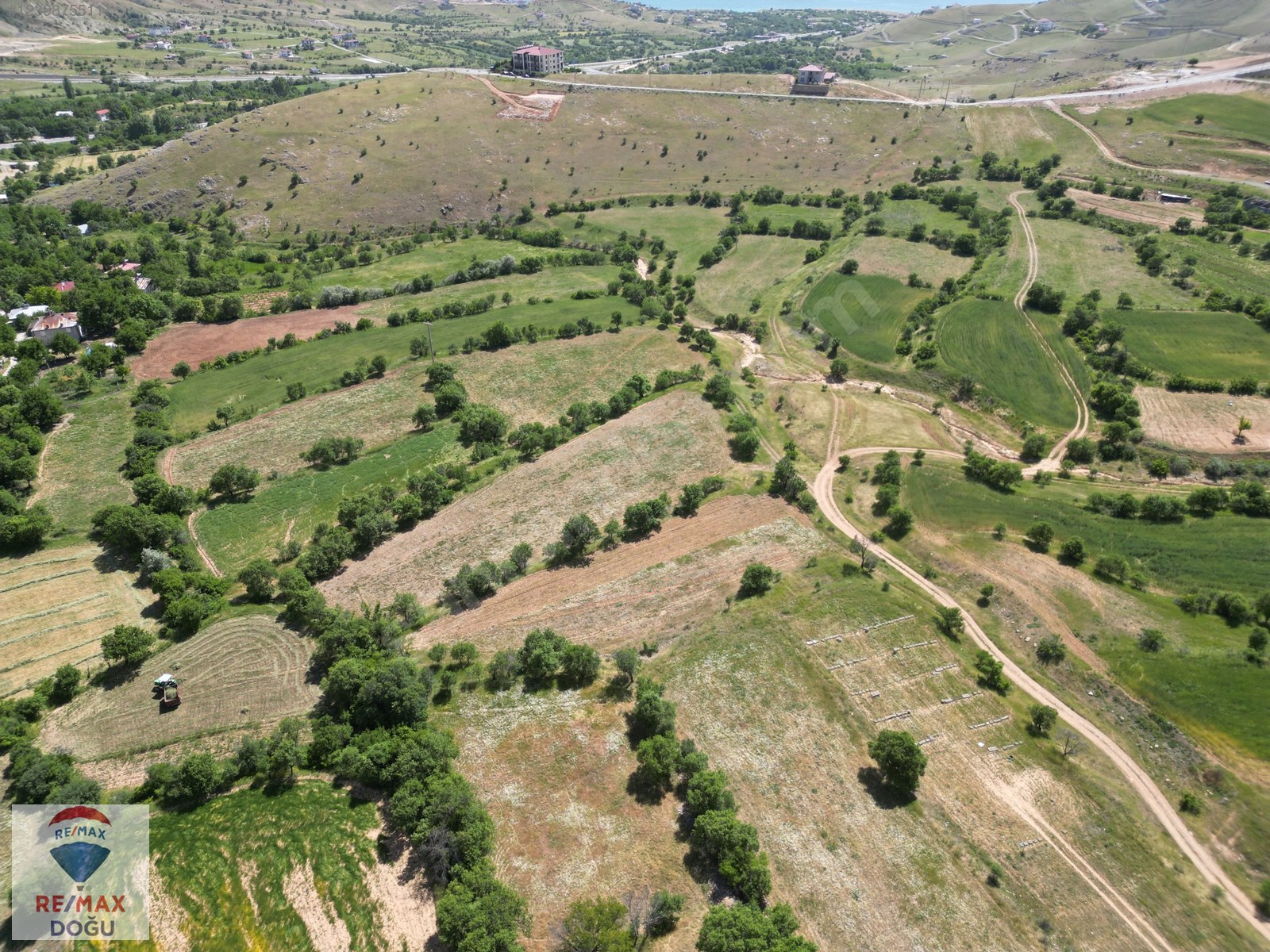REMAX DOĞU'DAN PERTEK KÖPRÜSÜ GÜZERGAHINA YAKIN SATILIK TARLA - TUNCELİ PERTEK fotoğraf 3