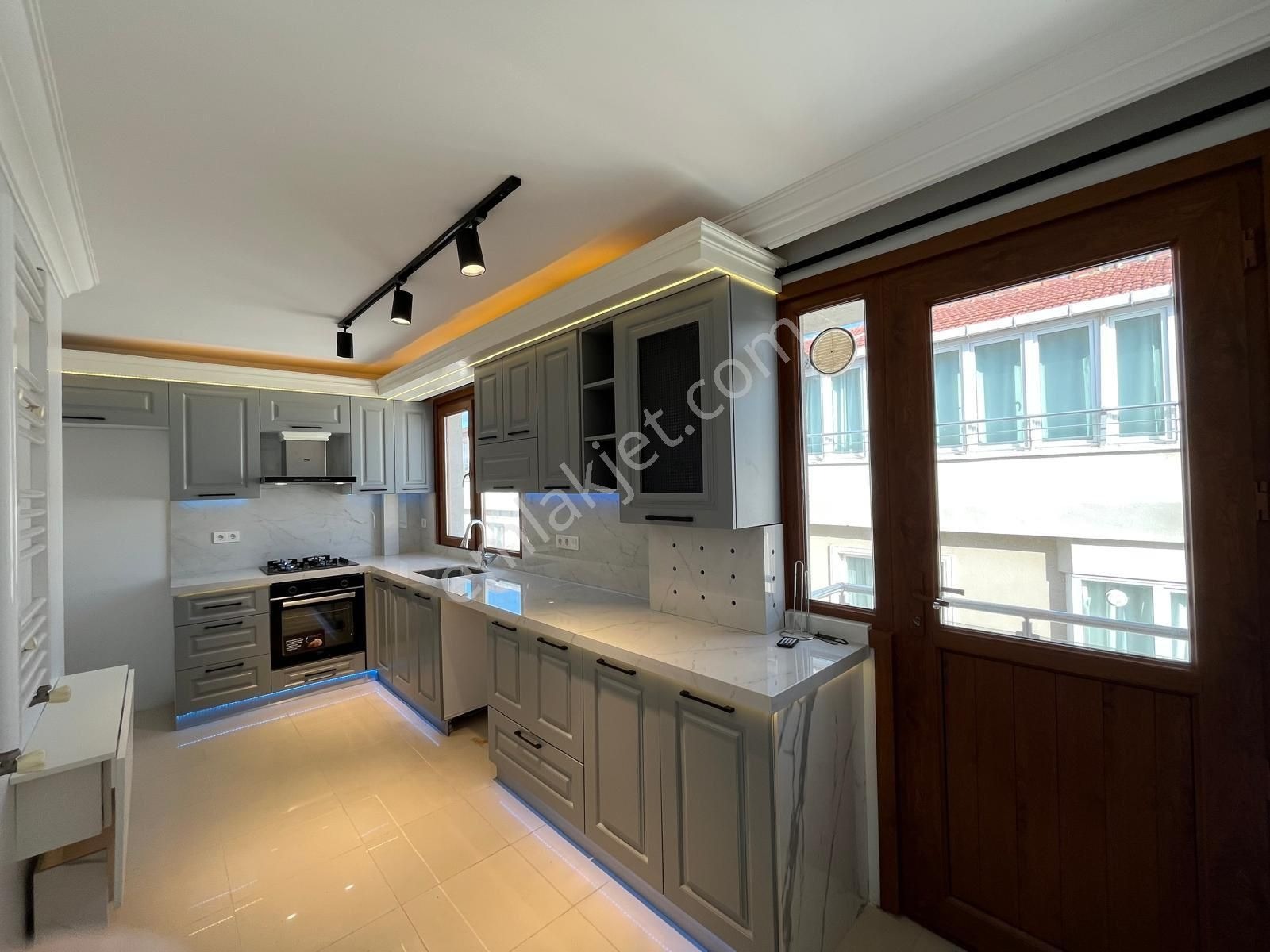 Baki Emlaktan Atalarda Geniş Dublexs 5+2 Daire - İSTANBUL KARTAL fotoğraf 24