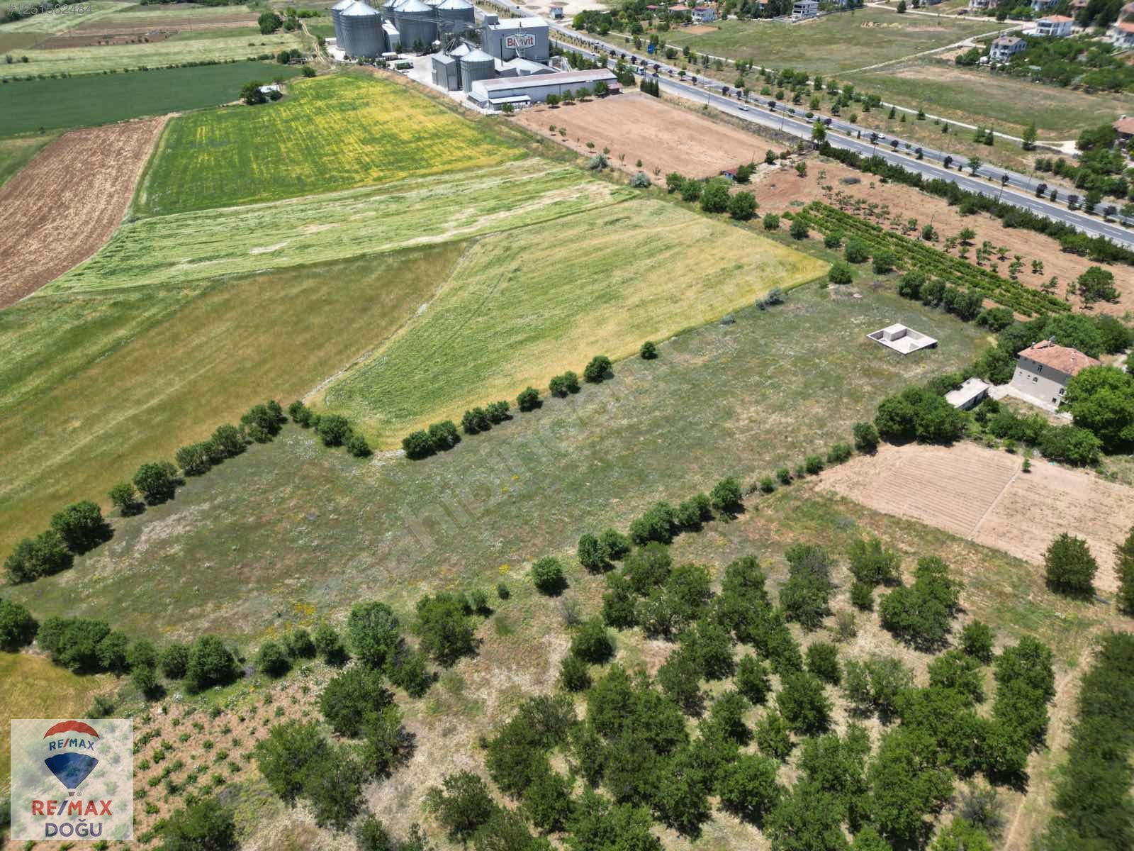 REMAX DOĞUDAN HANKENDİDE 9375M2 SATILIK FIRSAT TARLA - ELAZIĞ MERKEZ fotoğraf 3