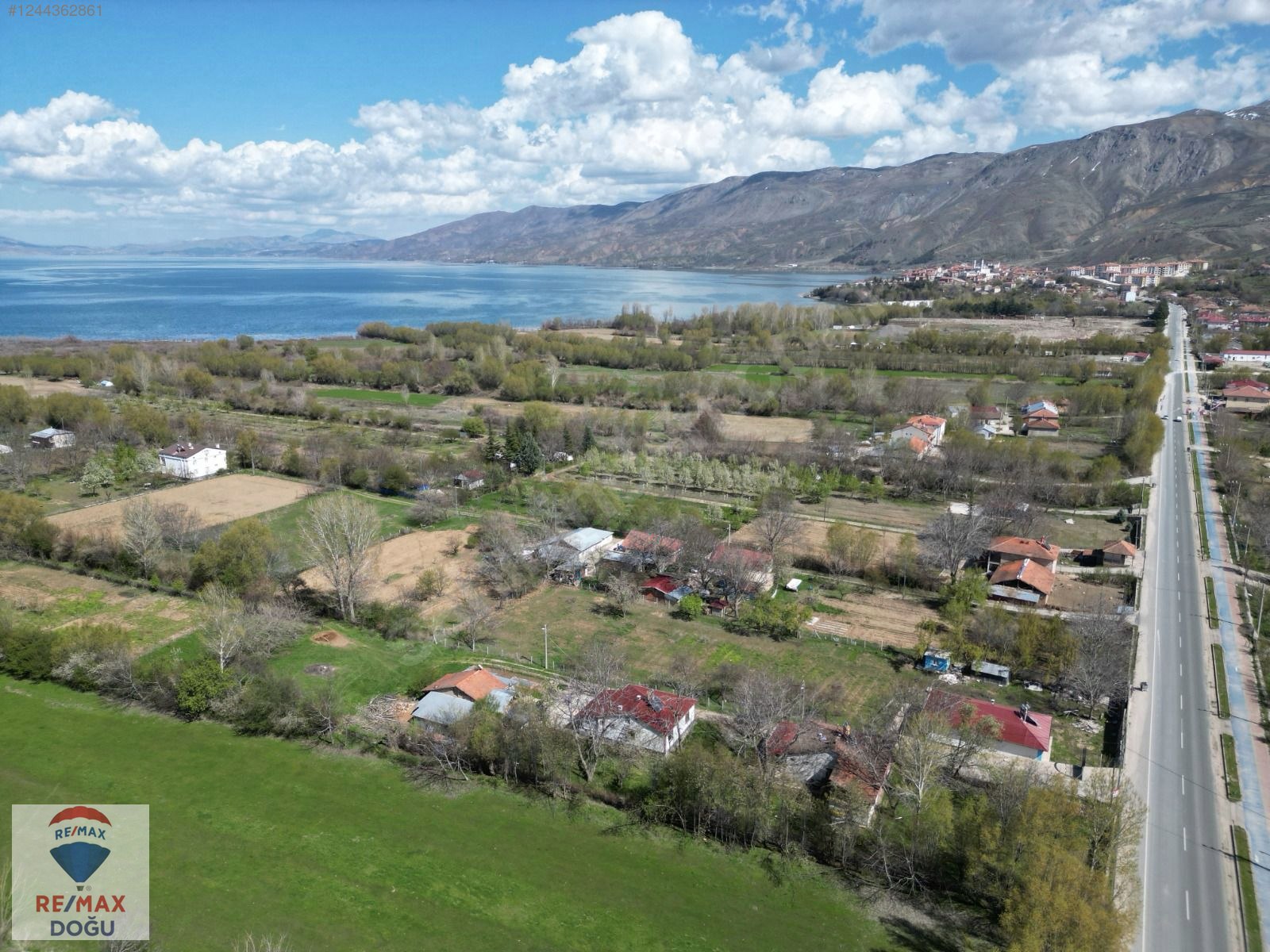 REMAX DOĞUDAN SÜPER KONUMDA GÖL MANZARALI SATILIK TARLA - ELAZIĞ SİVRİCE fotoğraf 5