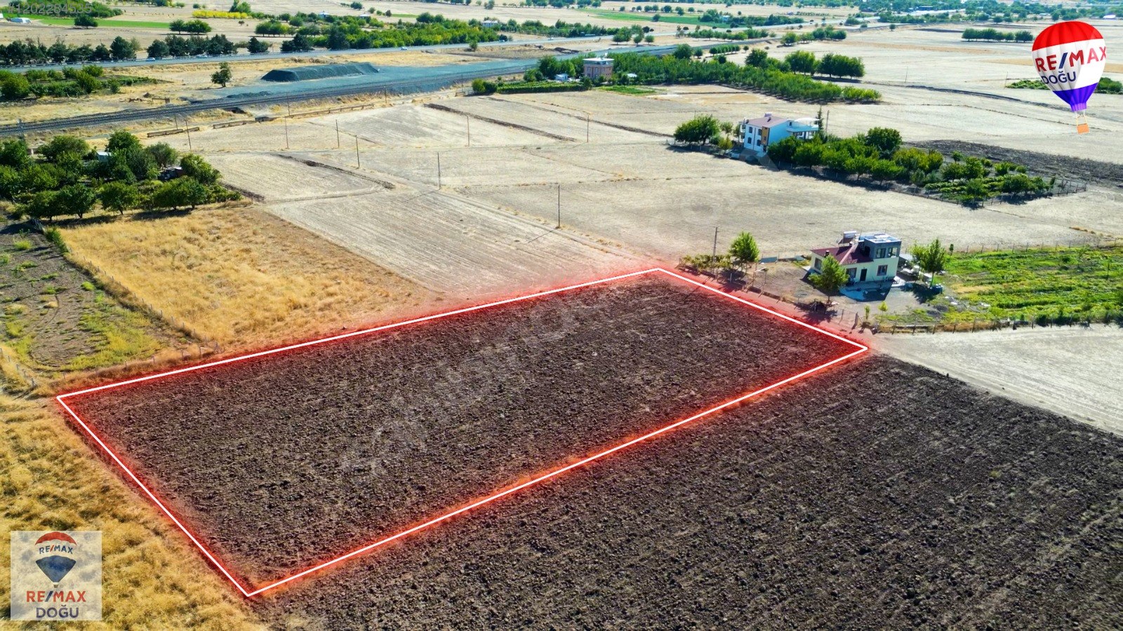 REMAX DOĞUDAN KORUCU KÖYÜNDE SATILIK GÖL MANZARALI TARLA - ELAZIĞ MERKEZ fotoğraf 6