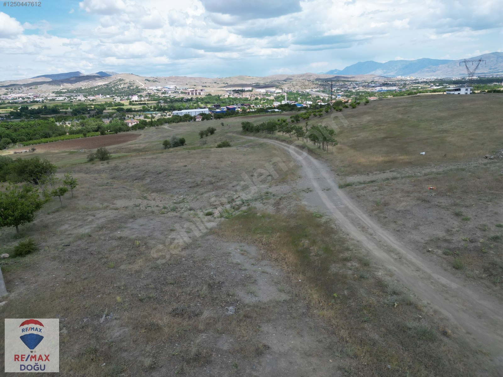 REMAX DOĞU'DAN ŞEHİR MANZARALI FERAH ALANDA VİLLA ARSASI - ELAZIĞ MERKEZ fotoğraf 6