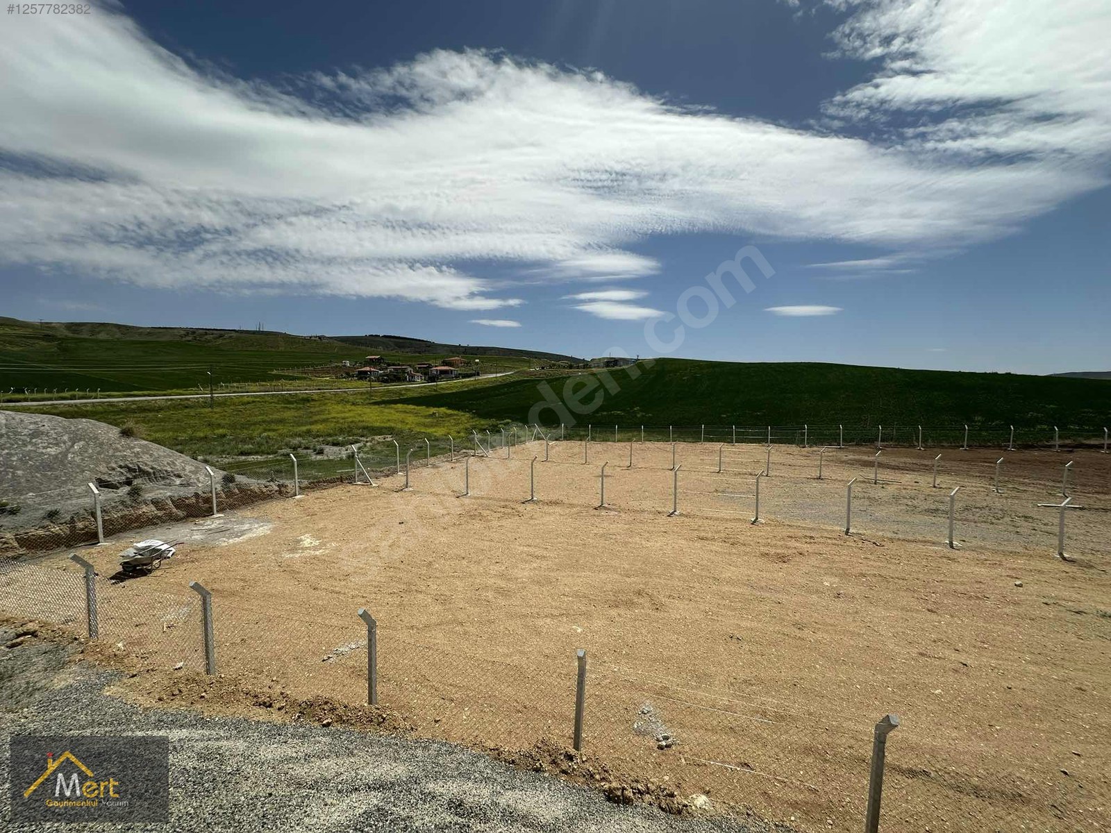 AHILI YOLUNDA TELÖRGÜSÜ YAPILI 820M2 İMARLI FIRSAT ARSA