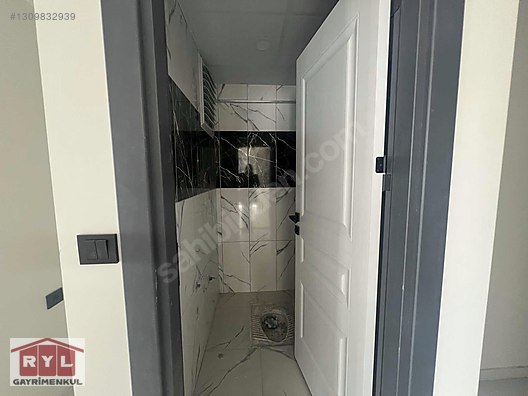 KARTAL YAKACIKTA SİTE İÇİNDE YÜKSEK KATTA FERAH 2+1 DAİRE - İSTANBUL KARTAL fotoğraf 3