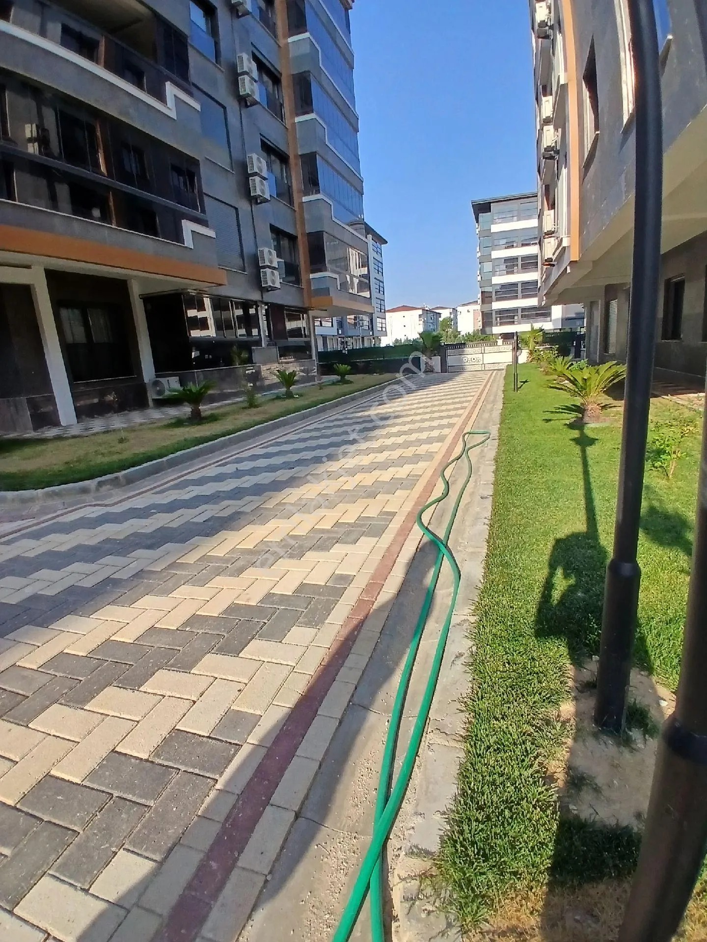 İzmir Torbalı Alpkent Mahallesinde 3+1 140m2 Net Arakat Havuzlu Sitede Daire Sat