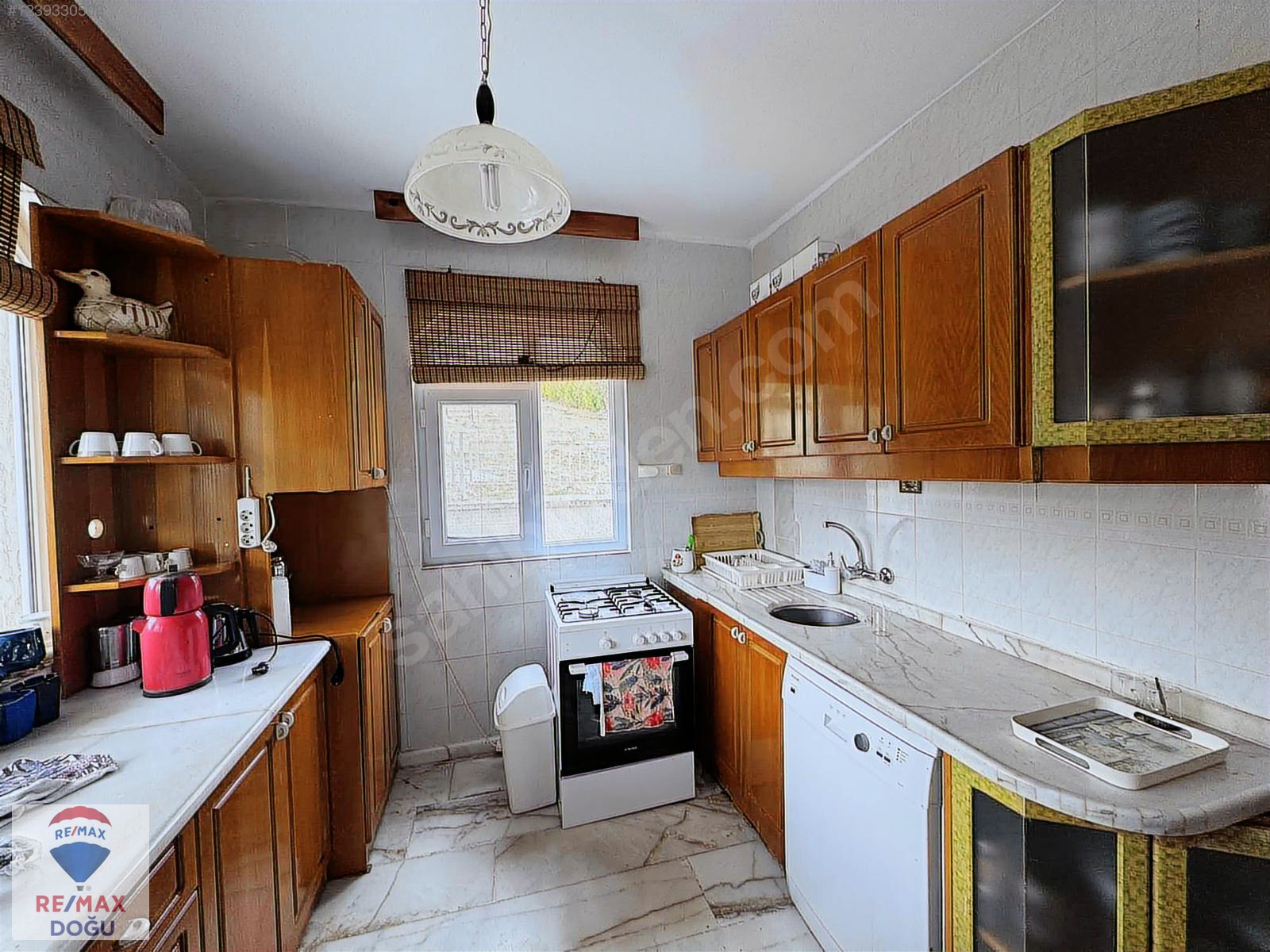 REMAX DOĞUDAN HAZAR GÖLÜNDE SATILIK VİLLA - ELAZIĞ SİVRİCE fotoğraf 4
