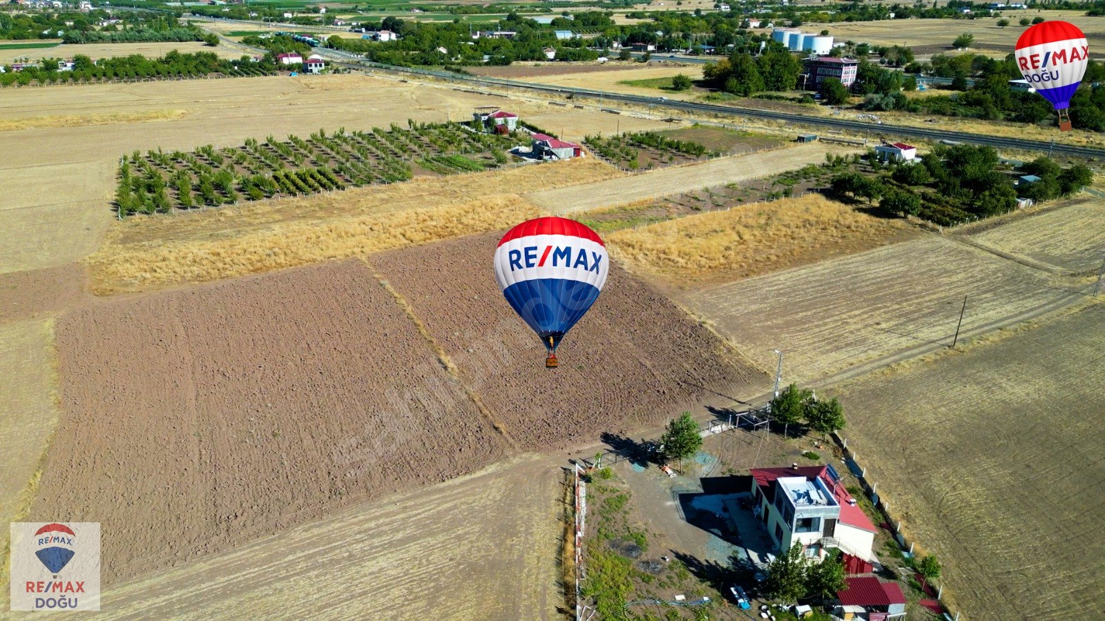 REMAX DOĞUDAN KORUCU KÖYÜNDE SATILIK GÖL MANZARALI TARLA - ELAZIĞ MERKEZ fotoğraf 3