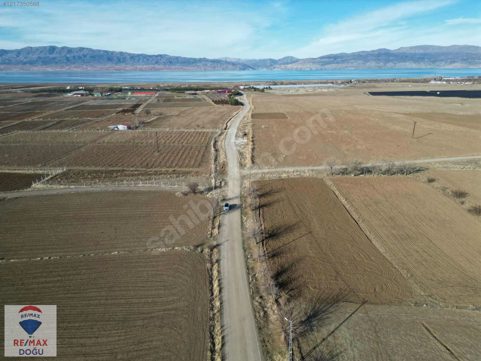 REMAX DOĞUDAN KORUCU KÖYÜNDE SATILIK GÖL MANZARALI TARLA - ELAZIĞ MERKEZ fotoğraf 5