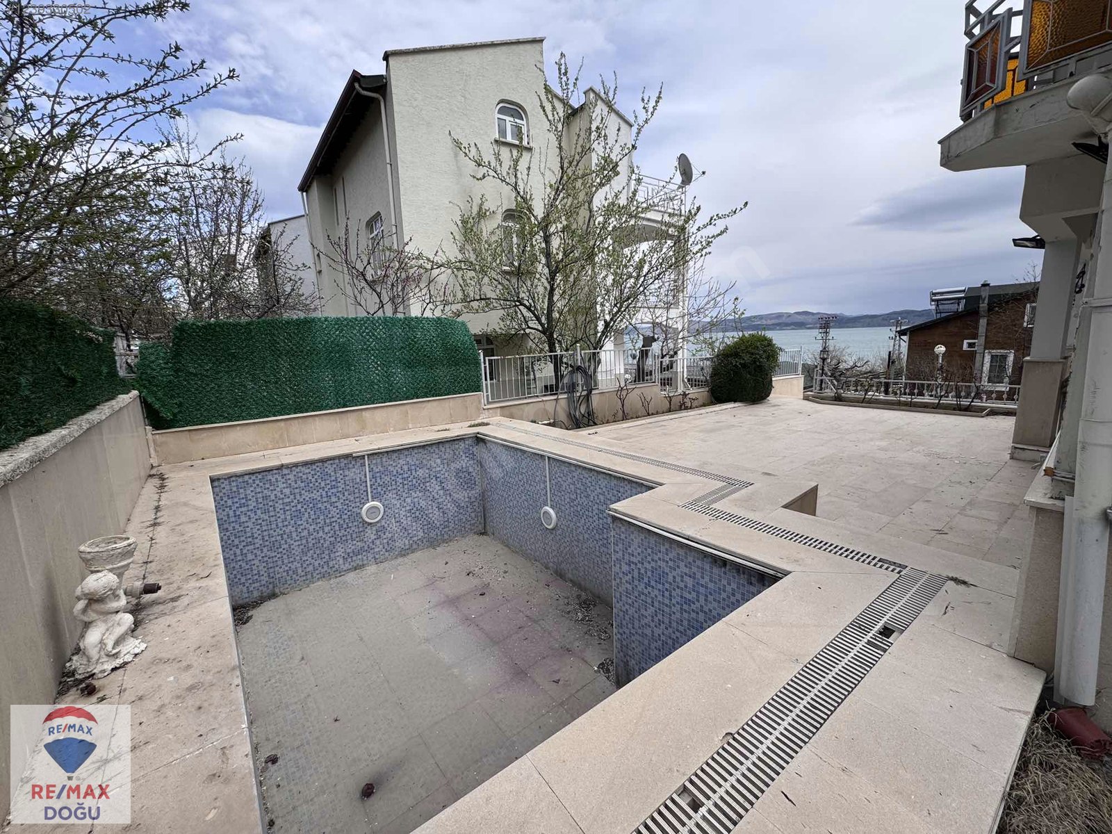REMAX DOĞUDAN HAZAR GÖLÜNDE SATILIK VİLLA - ELAZIĞ SİVRİCE fotoğraf 7
