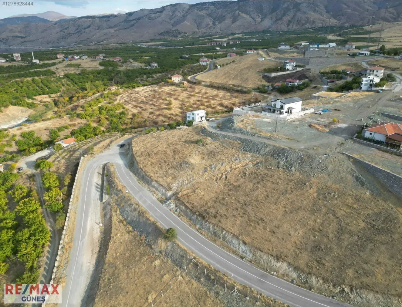 KALE DÜZTARLA MEVKİDE RE/MAX GÜNEŞ'TEN SATILIK 875 M2 TARLA - MALATYA KALE fotoğraf 5
