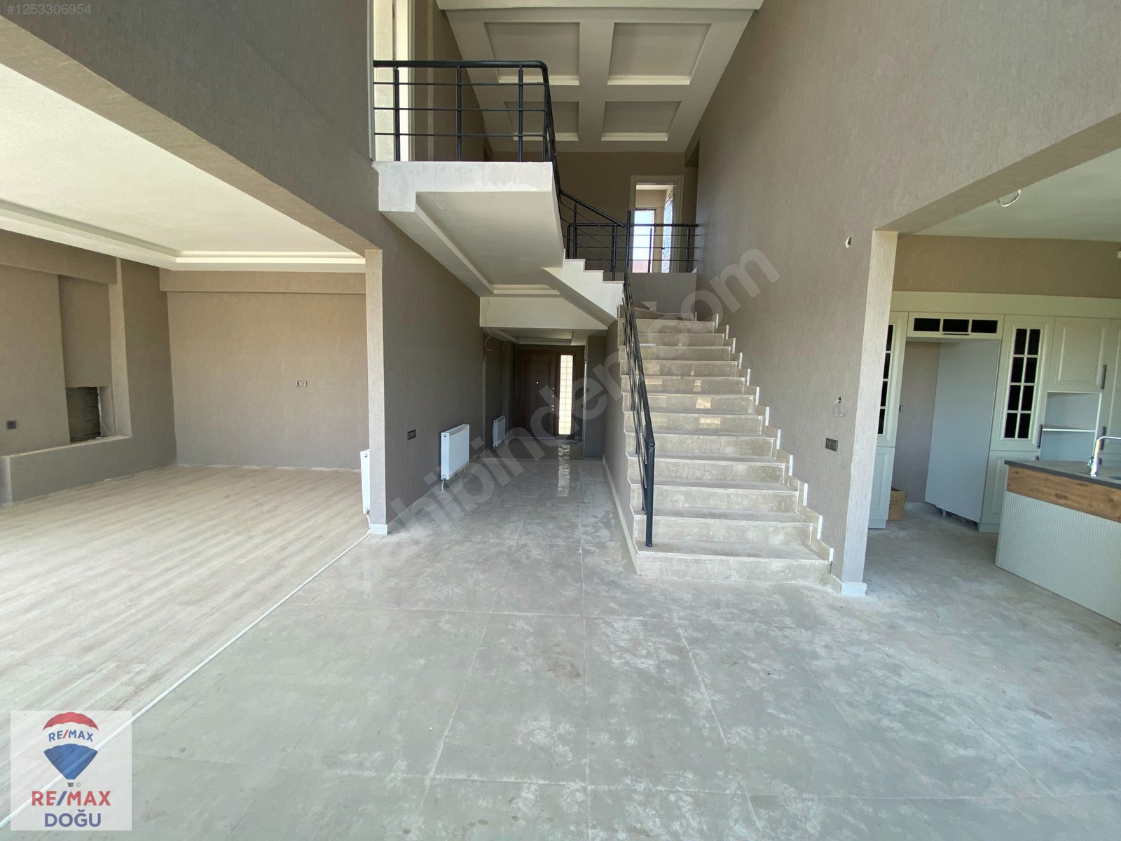 [REMAX DOĞU] FLORA'DA BAHÇELİ + HAVUZLU TRİPLEX VİLLA - ELAZIĞ MERKEZ fotoğraf 6