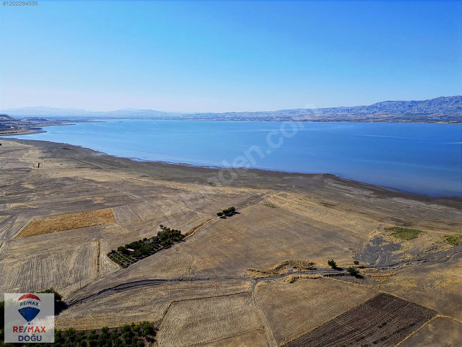 REMAX DOĞUDAN KORUCU KÖYÜNDE SATILIK GÖL MANZARALI TARLA - ELAZIĞ MERKEZ fotoğraf 4