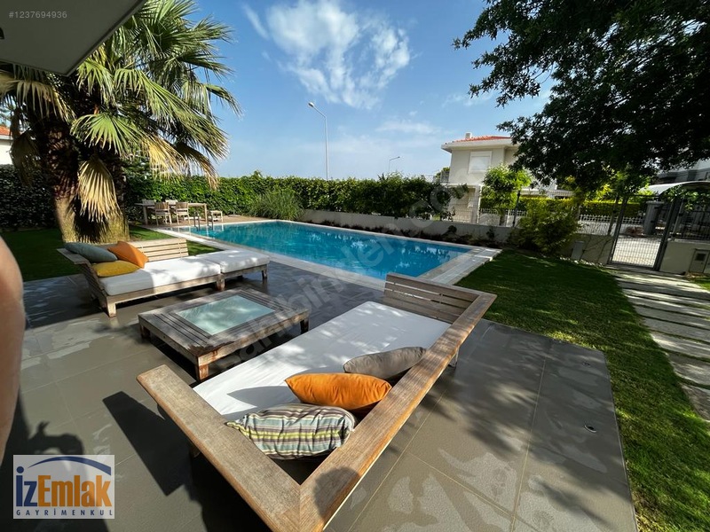 İz Emlak'tan Ilıca'da 5+2 Çok Geniş Bahçeli Havuzlu Villa - İZMİR ÇEŞME fotoğraf 6