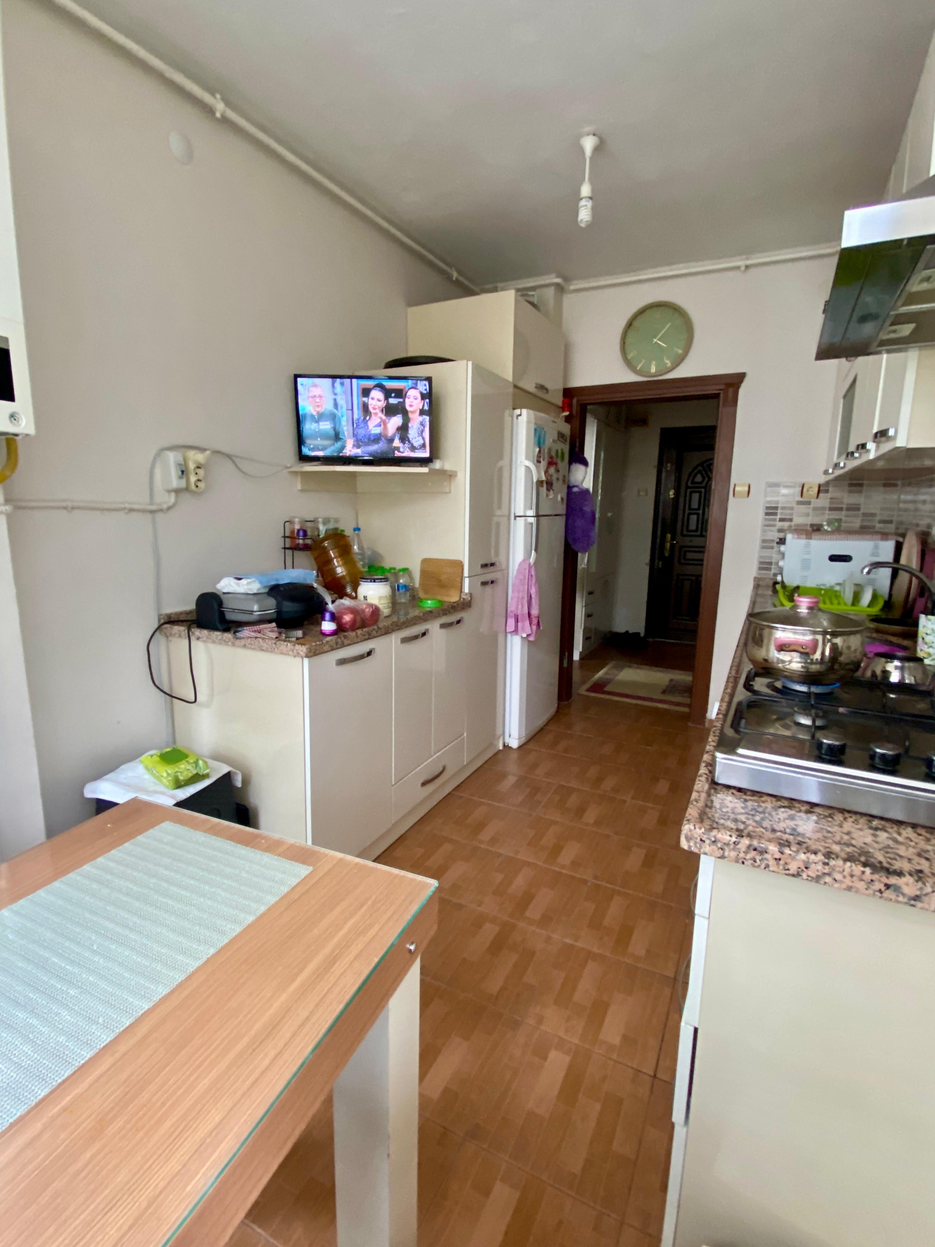 FIRSAT DAİRE DOĞALGAZLI GENİŞ OTURUMLU İÇİ FUL YAPILI 3+1 DAİRE - MERSİN MEZİTLİ fotoğraf 4