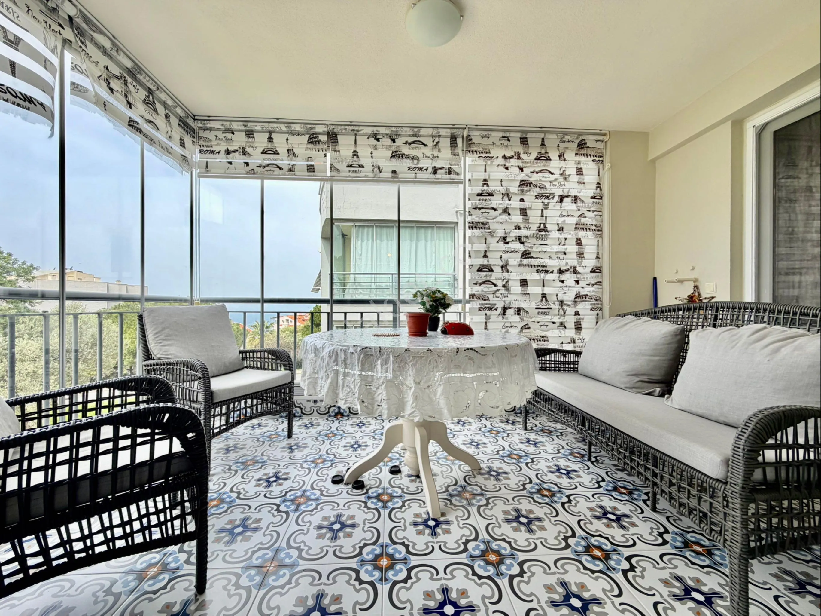 Kuşadası Marinada Deniz Manzaralı Satılık 2+1 Bakımlı Daire
