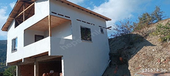 GÖYNÜK YEŞİLYAZI KÖYÜNDE 1670 M2 ARSA İÇİNDE 3 KATLI SIFIR EV.