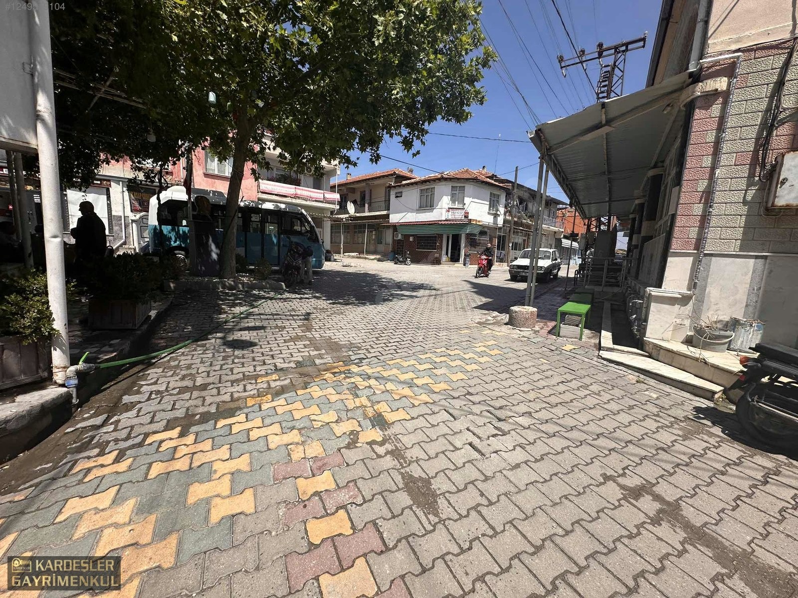 DEREKÖYDE SATILIK KÖY MERKEZİNDE ELEKTRİK SU AKTİF %50 İMARLI - MANİSA AKHİSAR fotoğraf 3