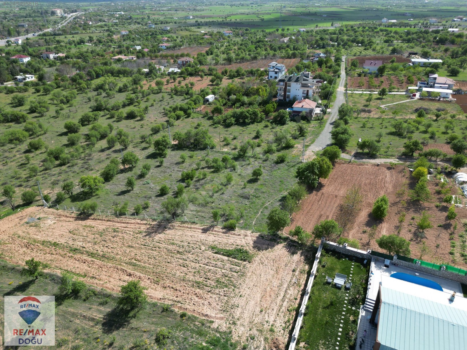 REMAX DOĞUDAN İMARA 100 METRE HANKENDİDE 3.1 DÖNÜM ARAZİ - ELAZIĞ MERKEZ fotoğraf 4