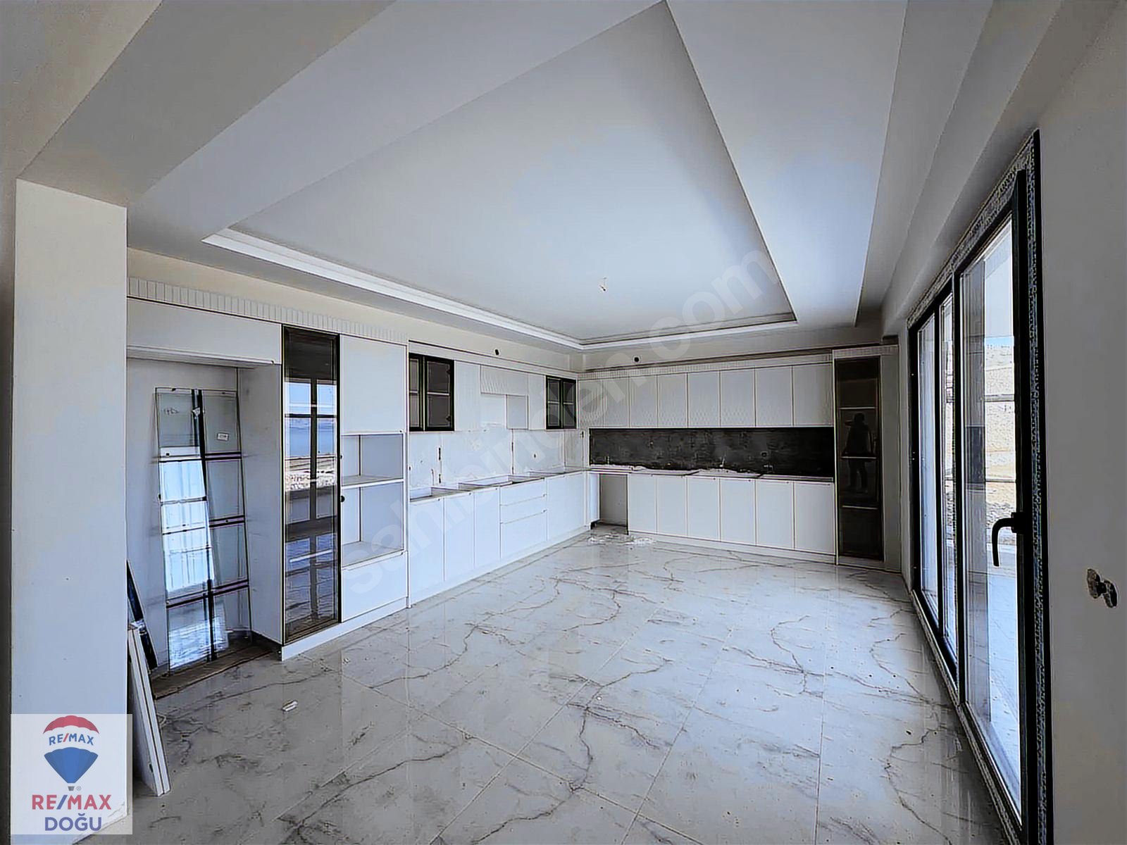 REMAX DOĞU'DAN HAZAR GÖLÜNDE SATILIK VİLLA - ELAZIĞ SİVRİCE fotoğraf 5