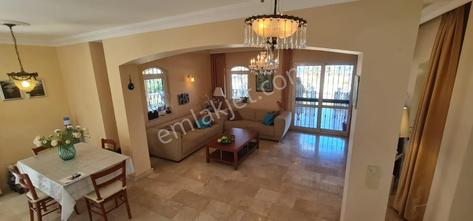 Kuşadası Karaova Mahallesinde 3+1 Villa.