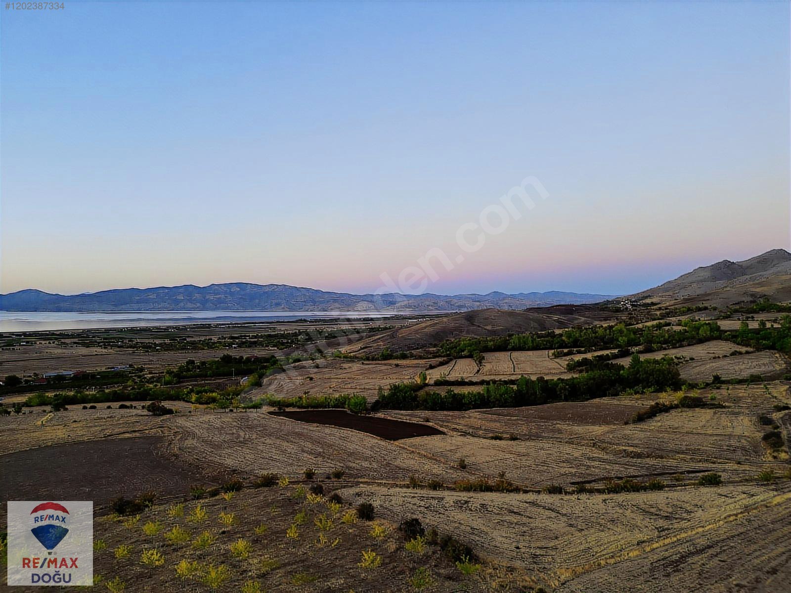 REMAX DOĞUDAN KORUCU KÖYÜNDE UYGUN FİYATLI GÖL MANZARALI TARLA - ELAZIĞ MERKEZ fotoğraf 3