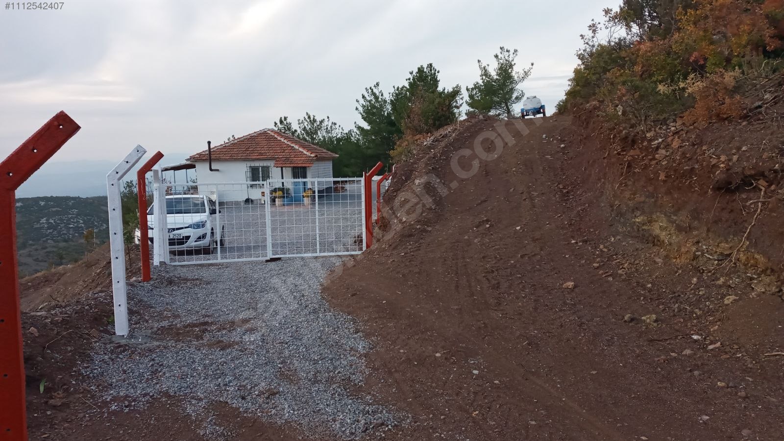 Tarla vasfında köy içi 9.133m2.tek tapulu 1+1 ev. tamamı telcit - MANİSA AKHİSAR fotoğraf 6