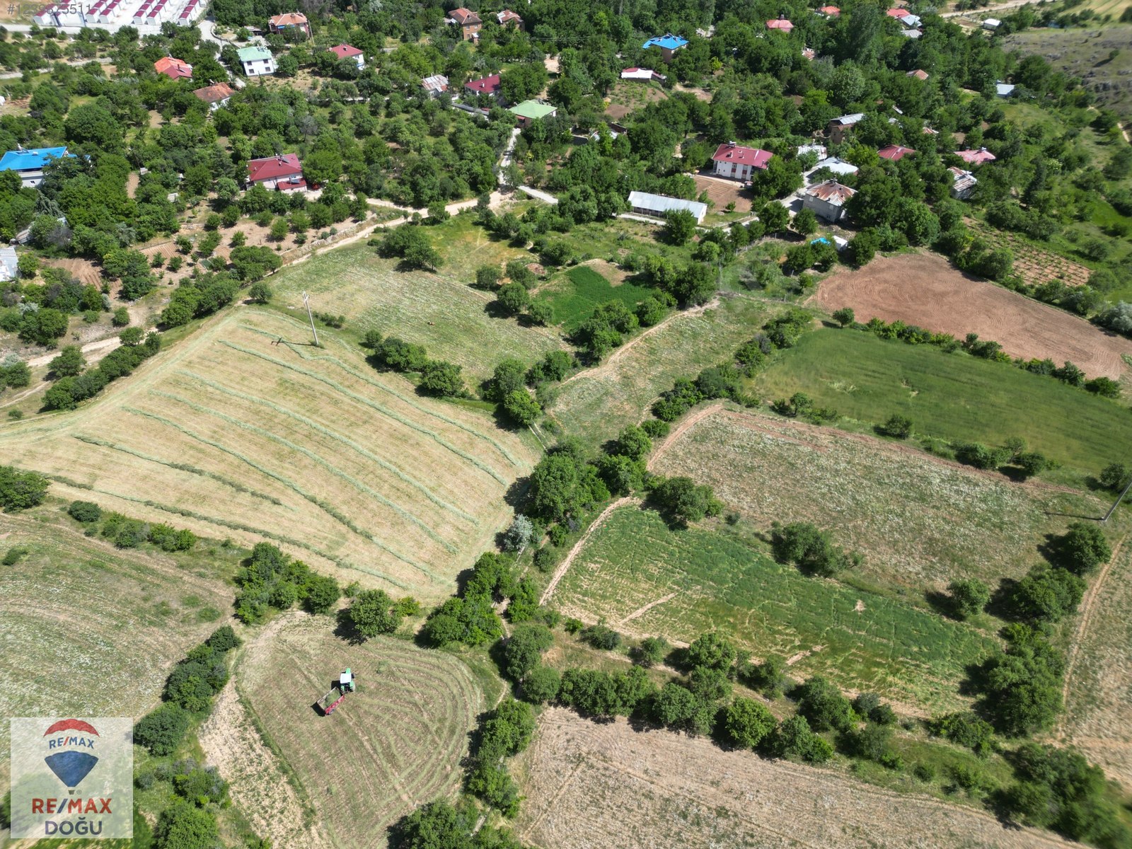 REMAX DOĞU'DAN PERTEK KÖPRÜSÜ GÜZERGAHINA YAKIN SATILIK TARLA - TUNCELİ PERTEK fotoğraf 4