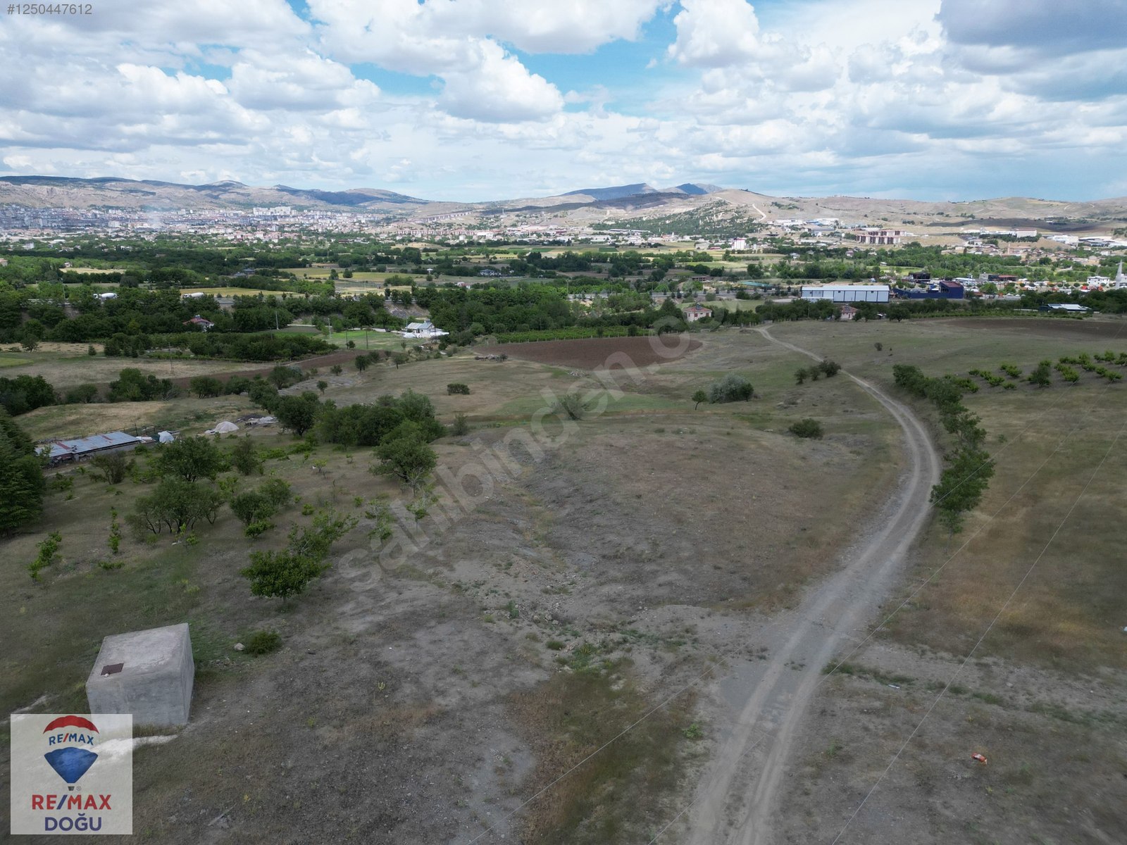 REMAX DOĞU'DAN ŞEHİR MANZARALI FERAH ALANDA VİLLA ARSASI - ELAZIĞ MERKEZ fotoğraf 3